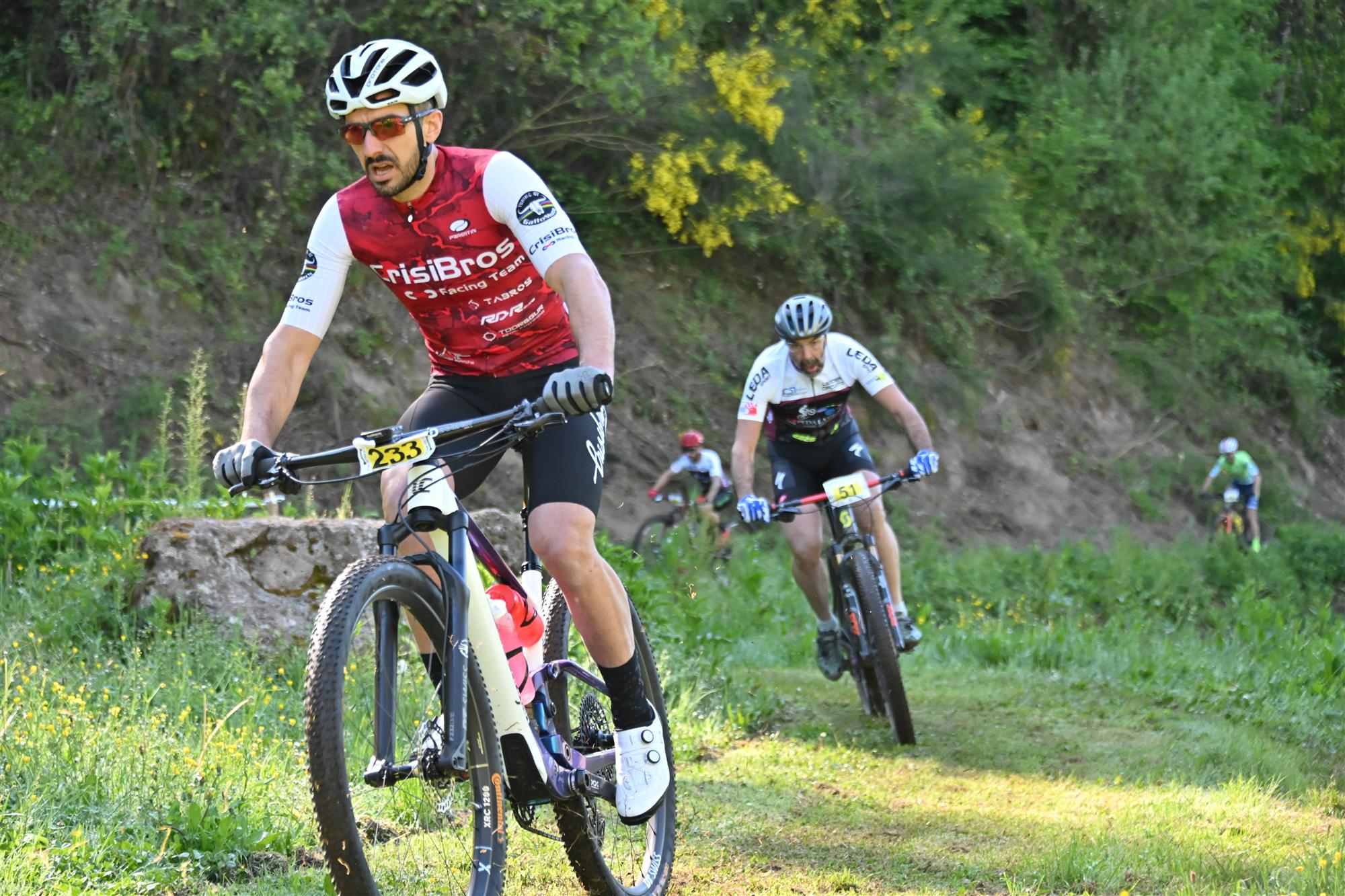 Due bikers in gara sul prato