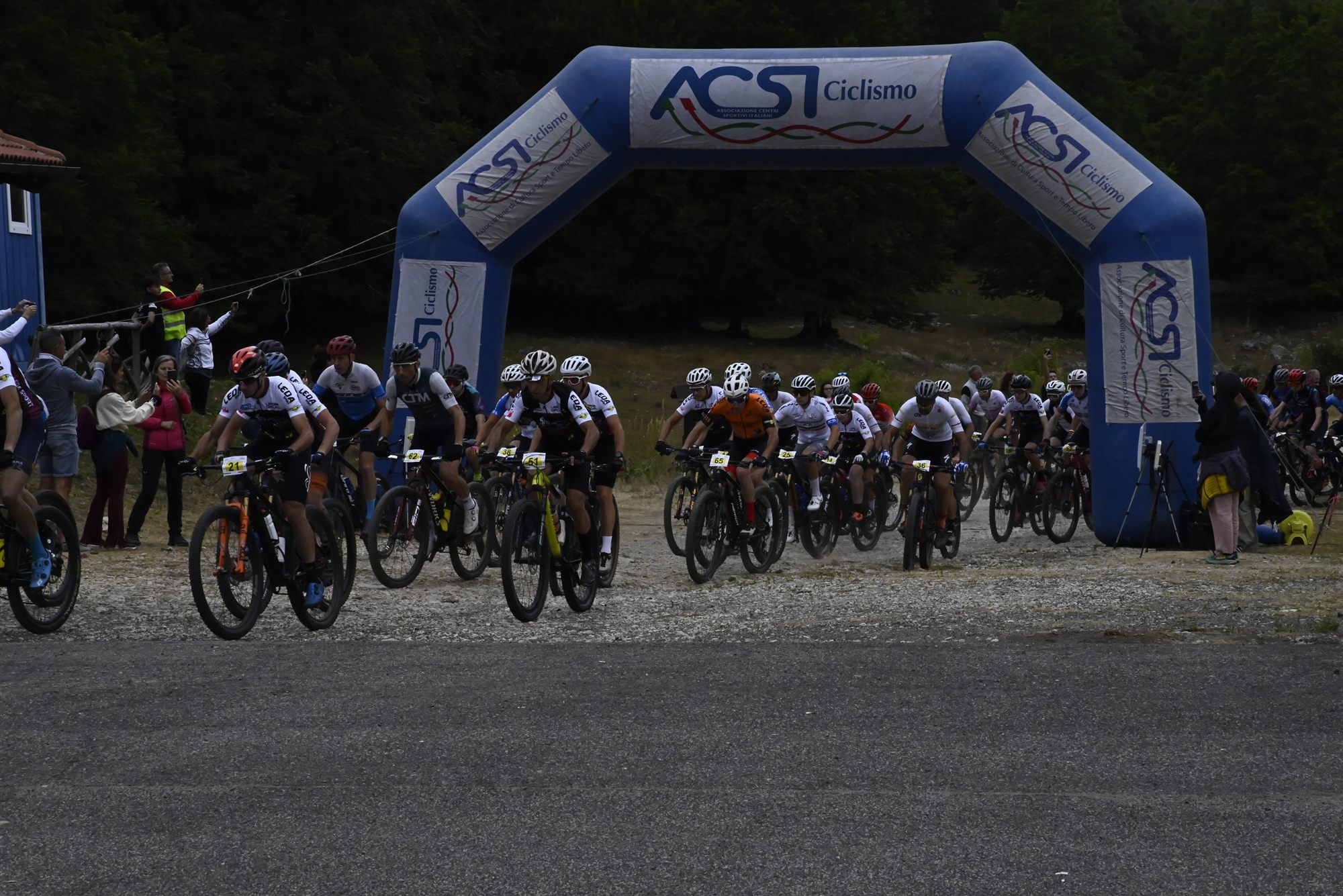 La partenza sotto l'arco, nella radura di Monte Livata