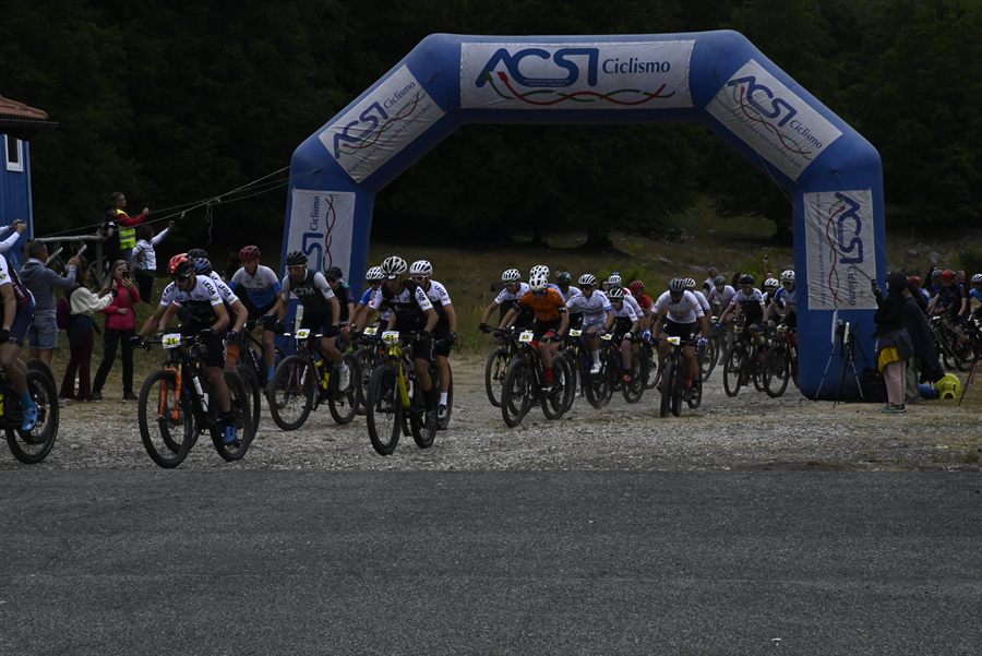 La partenza sotto l'arco, nella radura di Monte Livata