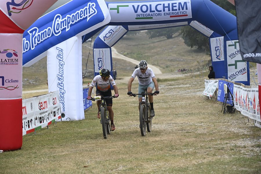 Due bikers sul traguardo