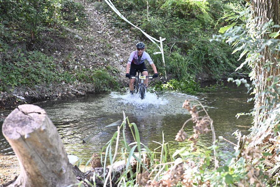 Un biker attraversa il torrente
