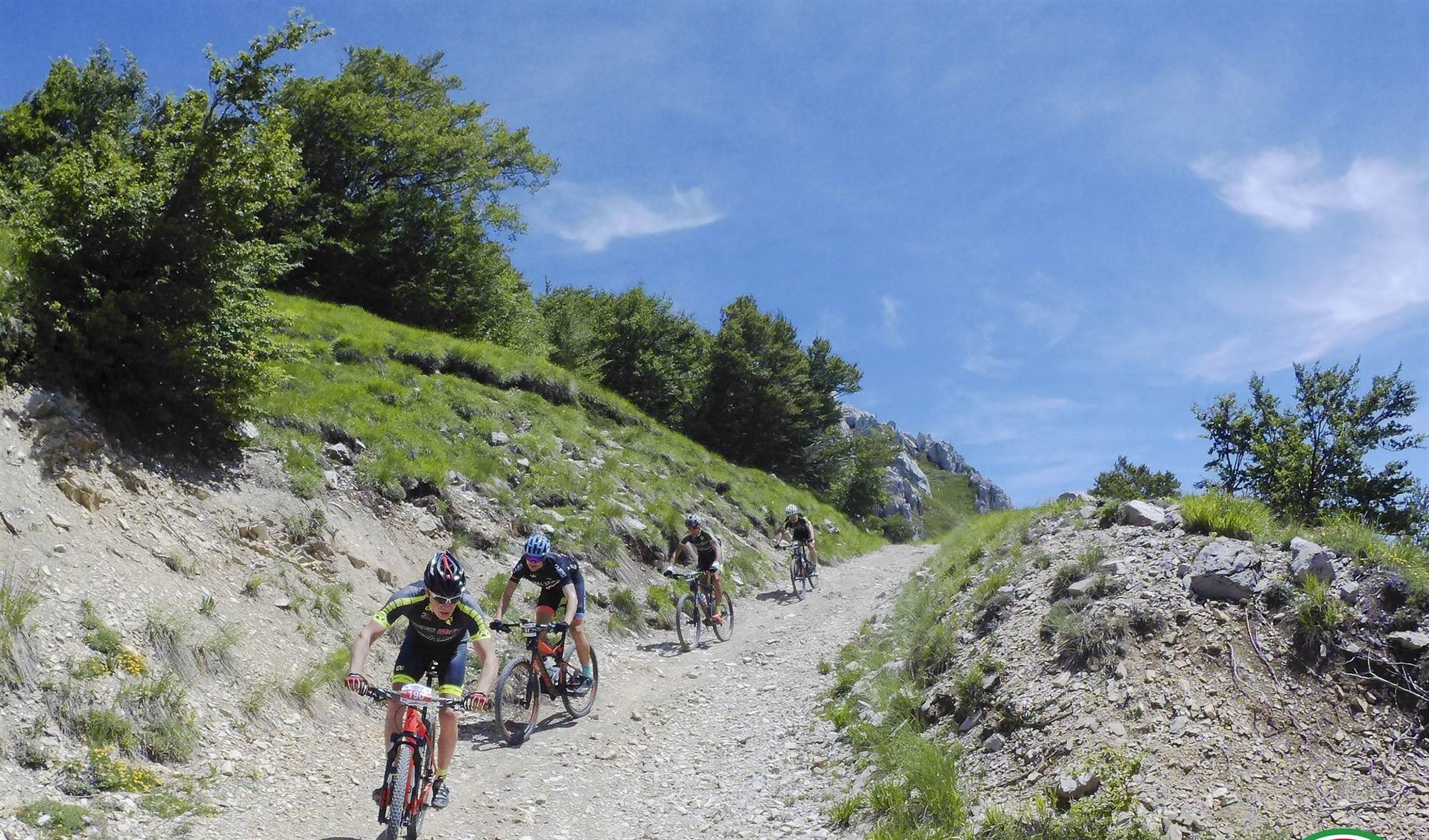 Biker in gara su un sentiero