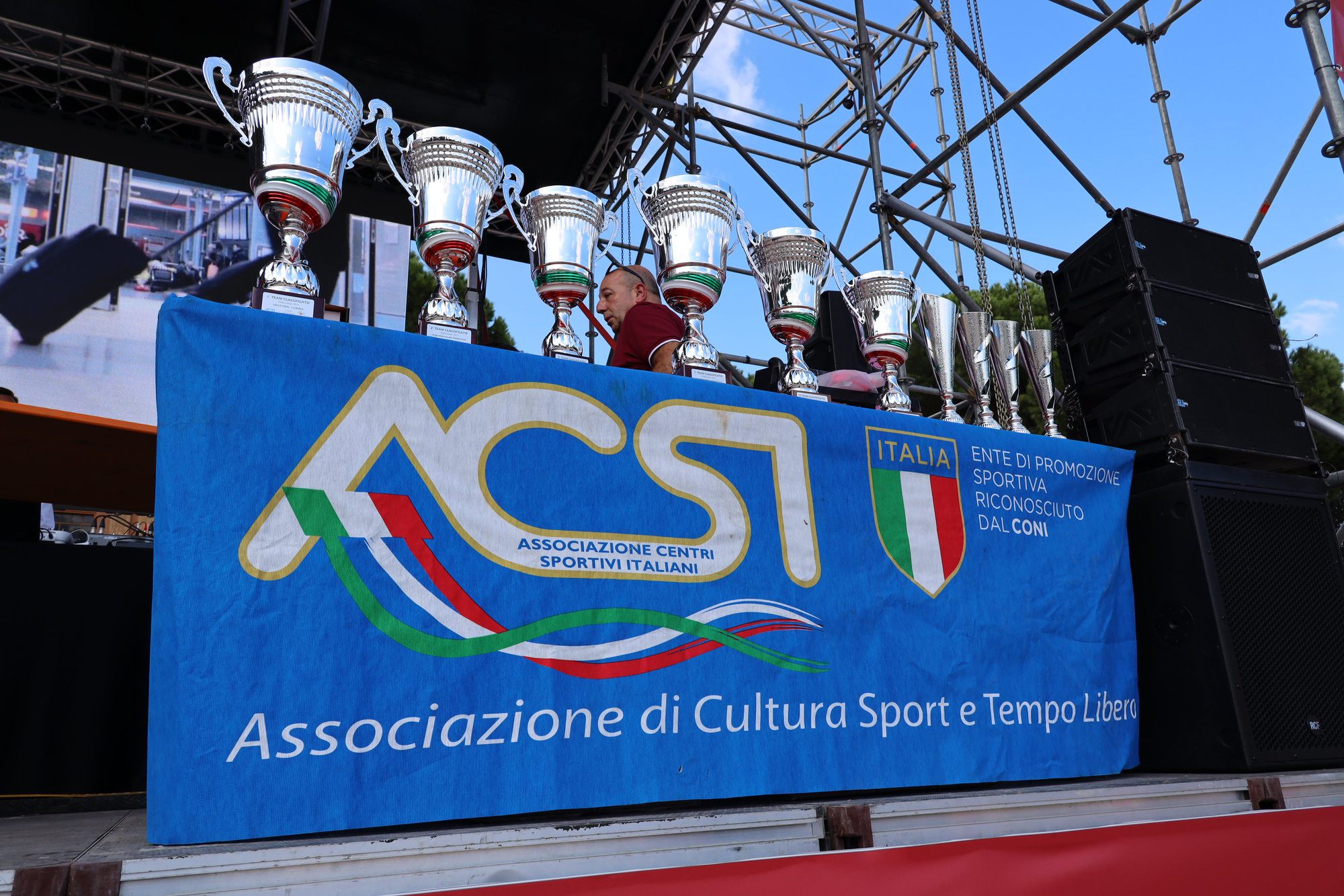 Le coppe ACSI sul palco delle premiazioni
